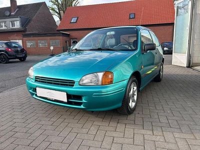 Begagnad Toyota Starlet 75 HK (55 kW) 1996 Blå Halvkombi