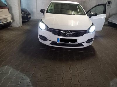 Weiß Gebraucht 2020 Opel Astra Edition Limousine | 13.000 € (Etwas zu teuer)