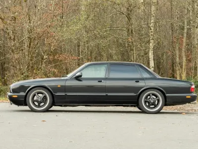 Käytetty Jaguar XJR 363 HP (266 kW) 1998 Musta Sedan