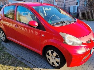 Gebraucht Toyota Aygo 68 PS (50 kW) 2007 Rot Kleinwagen