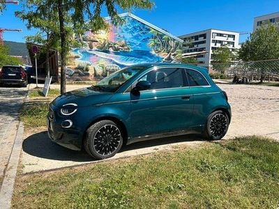 Gebraucht Fiat 500e La Prima 86 kW (118 PS) 2023 Blau Kleinwagen