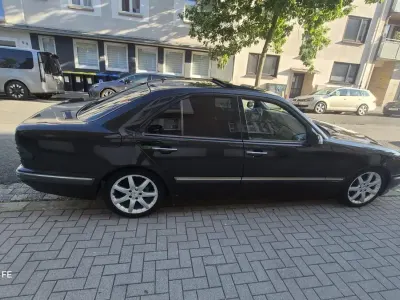 Gebraucht Mercedes E200 Elegance 136 PS (100 kW) 1999 Schwarz Limousine