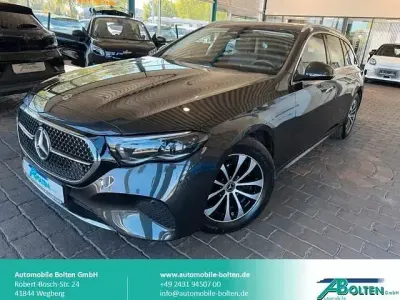 Używany Mercedes E220 197 KM (144 kW) 2025 Szary Kombi