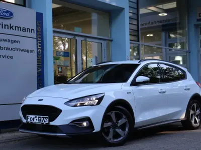 Gebraucht Ford Focus Active X 125 PS (91 kW) 2022 Frostwei Limousine