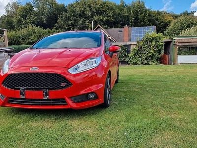 Rot Gebraucht 2015 Ford Fiesta Sport Kleinwagen | 9.000 € (Fairer Preis)