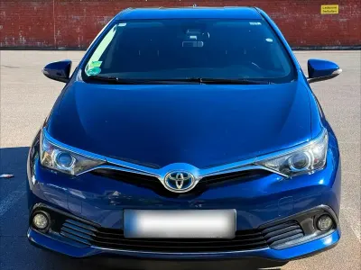 Usata Toyota Auris Hybrid 136 CV (100 kW) 2016 Blu Berlina