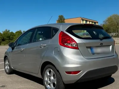 Gebraucht Ford Fiesta 82 PS (60 kW) 2012 Silber Limousine