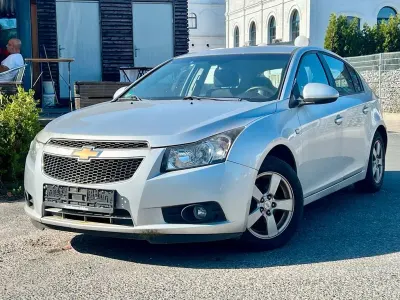 Gebraucht Chevrolet Cruze LT 124 PS (91 kW) 2011 Silber Kleinwagen