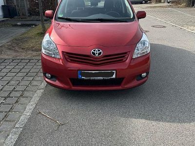 Gebraucht Toyota Verso 132 PS (97 kW) 2011 Rot Van / Kleinbus