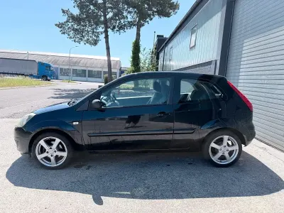 Gebraucht Ford Fiesta 60 PS (44 kW) 2005 Schwarz Kleinwagen