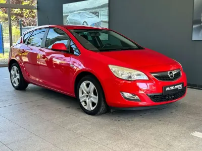 Usata Opel Astra Design Edition 101 CV (74 kW) 2011 Rosso Utilitaria