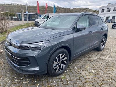 Neu VW Tiguan Life 150 PS (110 kW) 2025 Delfingrau metallic SUV