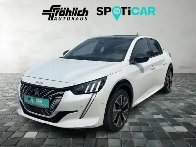 Gebraucht Peugeot e-208 GT 100 kW (136 PS) 2022 Perlmutt weiß (metallic) Kleinwagen