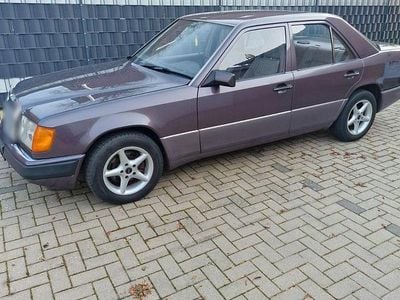 Gebraucht Mercedes 200 75 PS (55 kW) 1992 Violet Limousine