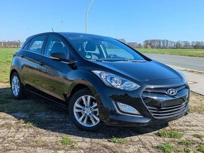 Gebraucht Hyundai i30 Classic 99 PS (72 kW) 2014 Schwarz Limousine