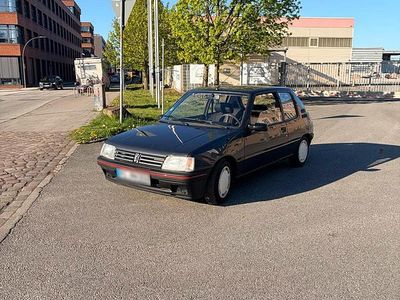 Usado Peugeot 205 60 HP (44 kW) 1992 Cinzento Citadino