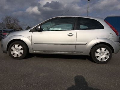 Gebraucht Ford Fiesta Style 60 PS (44 kW) 2007 Silber metallic Kleinwagen