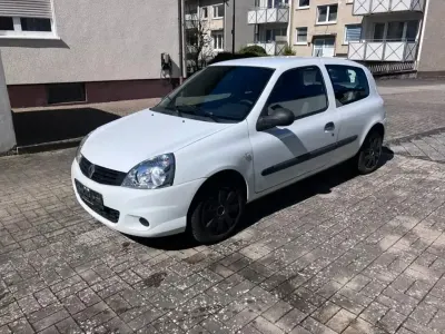 Gebraucht Renault Clio Authentique 58 PS (42 kW) 2010 Weiß Kleinwagen