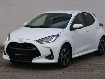 Neu Toyota Yaris Hybrid Comfort 116 PS (85 kW) 2025 Weiß Limousine