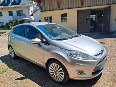 Gebraucht Ford Fiesta Titanium 97 PS (71 kW) 2009 Silber Limousine