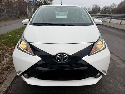 Weiß Gebraucht 2017 Toyota Aygo Kleinwagen | 5.700 € (Fairer Preis)
