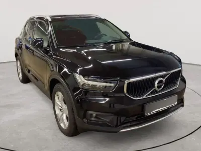 Gebraucht Volvo XC40 Momentum 150 PS (110 kW) 2020 Onyx black (metallic) SUV