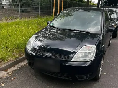 Używany Ford Fiesta 70 KM (51 kW) 2005 Niebieski Hatchback