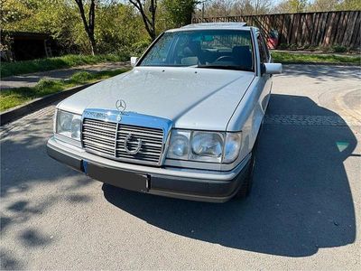 Silber Gebraucht 1990 Mercedes E260 Limousine | 7.300 €