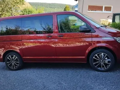 Gebraucht VW T6.1 Trendline 150 PS (110 kW) 2021 Rot Van