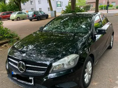 Gebraucht Mercedes A180 122 PS (89 kW) 2013 Schwarz Kleinwagen