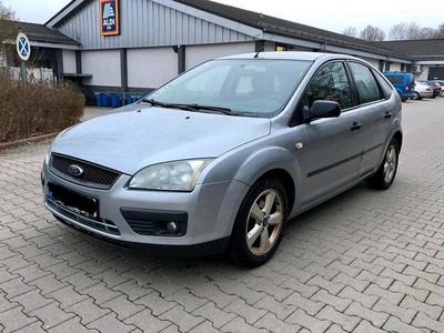 Begagnad Ford Focus 100 HK (73 kW) 2005 Grå Sedan
