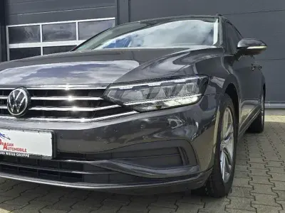 Gebraucht VW Passat Basis 122 PS (89 kW) 2023 Grau Kombi