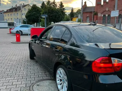 Gebraucht BMW 320 177 PS (130 kW) 2008 Schwarz Limousine