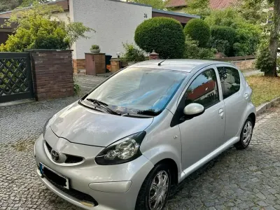 Gebraucht Toyota Aygo 68 PS (50 kW) 2005 Silber Kleinwagen