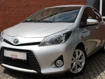 Gebraucht Toyota Yaris Hybrid Club 75 PS (55 kW) 2013 Silber Limousine