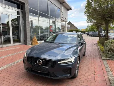 Gebraucht Volvo V60 Plus 197 PS (144 kW) 2024 Denim blue / metallic (metallic) Kombi