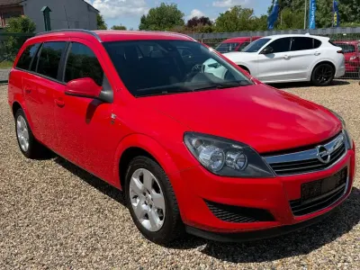 Gebraucht Opel Astra Edition 116 PS (85 kW) 2010 Rot Kombi