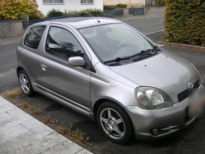 Usata Toyota Yaris 106 CV (77 kW) 2001 Grigio Berlina