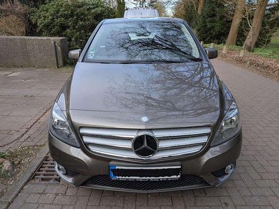 Usata Mercedes B180 122 CV (89 kW) 2014 Marrone Monovolume