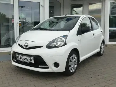Używany Toyota Aygo Connect Style 68 KM (50 kW) 2013 Biały Hatchback