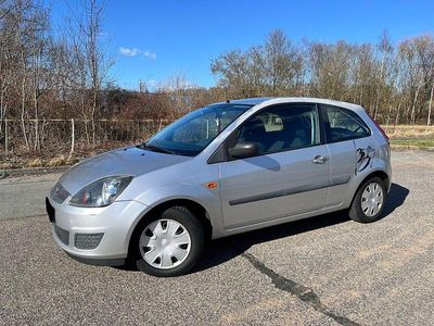Gebraucht Ford Fiesta Ambiente 60 PS (44 kW) 2007 Silber Kleinwagen