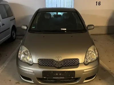 Gebraucht Toyota Yaris 98 PS (72 kW) 2011 Grau Kleinwagen