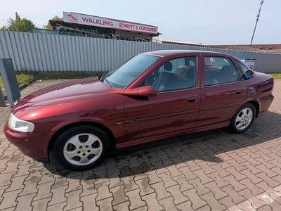 Begagnad Opel Vectra Edition 101 HK (74 kW) 2001 Röd Sedan
