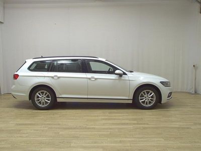 Gebraucht VW Passat 122 PS (89 kW) 2022 Pure white Kombi