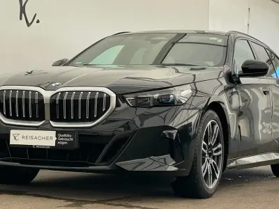 Gebraucht BMW 520 Comfort Edition 197 PS (144 kW) 2025 Saphirschwarz metallic Kombi