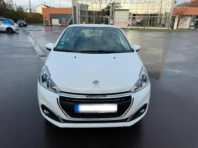 Gebraucht Peugeot 208 68 PS (50 kW) 2017 Weiß Kleinwagen