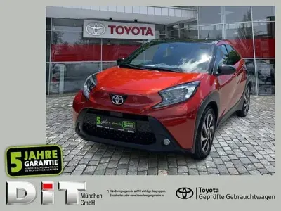 Gebraucht Toyota Aygo X Comfort 72 PS (52 kW) 2023 Chili red perleffekt/ night sky black SUV