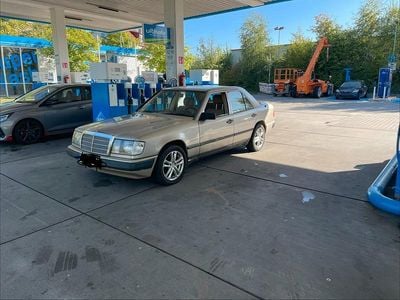 Gold Gebraucht 1989 Mercedes E230 Limousine | 3.900 €