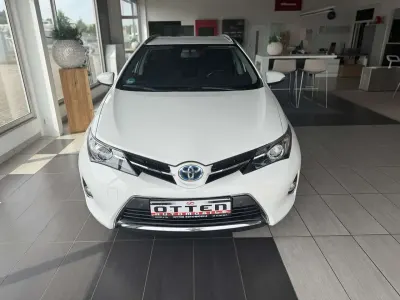 Gebraucht Toyota Auris Hybrid Edition 99 PS (72 kW) 2015 Super white 2 Kombi