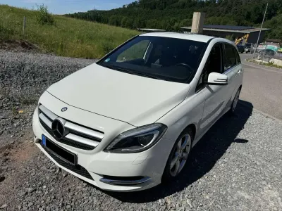 Gebraucht Mercedes B180 Sport 122 PS (89 kW) 2023 Weiß Van / Kleinbus